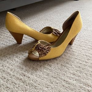 Seychelles size 8 yellow, polka dot pumps